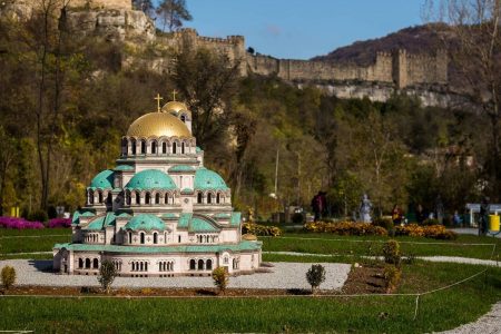 O zi în Bulgaria: Veliko Tarnovo, Degustare de Vinuri și Mini Park Bulgaria