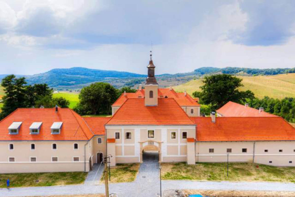 Paște 2024 cu Muzica Live în Bistrita, Târgu Mureș și Degustare de vin în Mocănița Transilvaniei